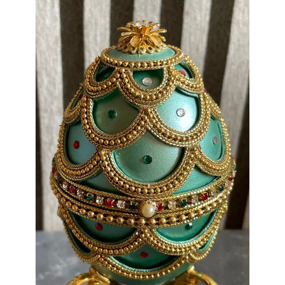 Kingspoint Designs Item #30513 Decorative Egg Trinket Music Box - Picture 6 of 6